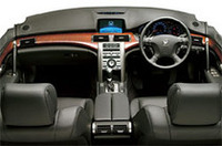 
	8インチディスプレイを中央に据えたインパネ。ナビゲーションはHDD（ハードディスク）タイプで、ホンダのインターフェイス「プログレッシブコマンダー」で操作する。装備面では、ボーズの専用オーディオや電動リアサンシェイドなどに加え、高速道路運転支援システムこと「HiDS（Hondaインテリジェント・ドライバーサポート・システム）」などもある。
	 