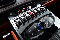 センターコンソールにずらりと並んだスイッチ（写真中央）。これらにより、ウィンドウの開閉、ハザードの点滅、フロントのリフトアップ、アイドリングストップ機能のオン／オフなどを行う。
    