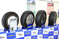 試乗会場に展示されていた、グッドイヤーのオールシーズンタイヤとスタッドレスタイヤ。最も左側にあるのが、同社にとって3世代目のオールシーズンタイヤとして登場した、初代「ベクター」である。