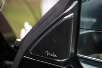 目玉装備の「フェンダーサウンドシステム」は、400Wアンプと10チャンネルの9スピーカーによって構成される。写真はフロントウィンドウ前端に配置される60mmのツイーター。フェンダーのギターアンプにちなんだのか「デラックスツイーター」と呼ばれる。