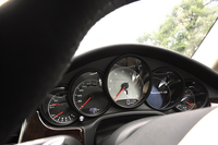 ドライバーの眼前には、5連のメーター。速度計の目盛りは330km/hまで表示される。なお、公称される最高速度は286km/リッター。
    