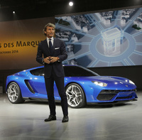 
    「アステリオン」の概要を説明する、ランボルギーニのステファン・ヴィンケルマン社長兼CEO。（※写真をクリックすると、そのほかの写真が見られます）
    