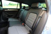 「パサートヴァリアントTSI Rライン」の後席。シートカラーはフリントグレー＆チタンブラック。