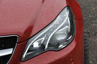 片側で2つに分かれていたヘッドランプは、マイナーチェンジで1つに集約。メインビームだけでなく、ウインカーやポジショニングライト、コーナリングライトにもLEDが採用されている。