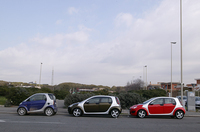 トリディオン（風？）を示す、ツートーンカラーのスマート兄弟。