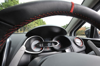 「ルーテシアR.S.トロフィー」のトランスミッションは、デュアルクラッチ式の6段ATのみ。ステリングホイールのそばに、変速用のシフトパドルが備わる。