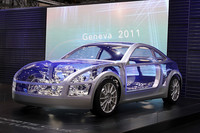 トヨタとFRスポーツを共同開発するスバルはランニングシャシーを展示。車高はケイマンよりも低いという。