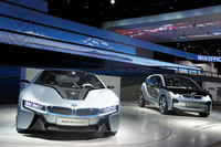 「BMW i8コンセプト」（左）と、「BMW i3コンセプト」（右）。