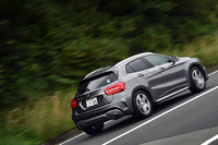 スポーティーな走りを実現する装備として、「GLA250 4MATICスポーツ」には「ダイレクトステアリング」と「AMGスポーツサスペンション」が与えられる。
    