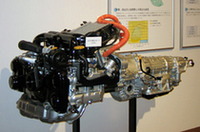 【写真上】「スバル R1e」【写真下】「ターボパラレルハイブリッド（TPH）」