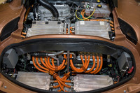 「エヴォーラ414E」のエンジンルームならぬ“モータールーム”。2基のモーターを搭載し、102.0kgm（1000Nm）の最大トルクを誇るという。
