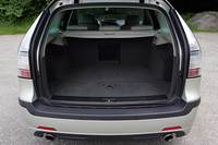 スポーツエステートのボンネット、テールゲートおよびリアバンパービームにはアルミ材が用いられる。C、Dピラー付近を中心に25kg相当のボディ補強が施され、ねじれ剛性はセダンよりわずかに6.6％下回るだけだ。
	 