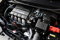 エンジン排気量が200ccアップした「エクスクルーシブ」の燃費（JC08モード）は、カーナビなしの「XG」「XL」の場合で23.2km/リッター（カーナビ付きの「エクスクルーシブXL」は22.2km/リッター）。この数値は1.3リッターモデル比で約15％のダウンとなるが、一方エンジン出力&トルクは23ps＆2.2kgm向上した。
