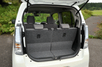 リアシートは5：5の左右分割可倒式で、荷室を拡張することができる。（写真をクリックすると、シートの倒れる様子が見られます）
