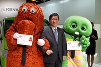 日産自動車最高執行責任者の志賀俊之氏を囲むガチャピン（写真右）とムック.。