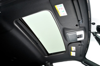 装備は充実しており、1列目シートの頭上には電動サンルーフが標準で備わる。