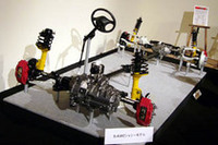 会場に展示された、「S-AWC」のシャシーモデル。ちなみに、赤いブレーキキャリパーはブレンボ製なり。