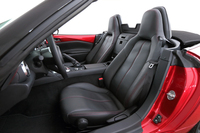 シートはヘッドレスト一体型。これも「ロードスター」の伝統。