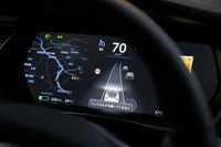 オートパイロットによる走行中に両手を離すと、メーターディスプレイに「ハンドルに手を置いてください」とうながされる。