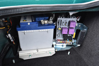 トランクルームの左脇に搭載されていたバッテリーは、より軽量なものに変更された。