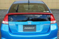 荷室のフロア下には、サブトランクが備わり、ディーラーオプションのトノカバーが収納できる。後席を倒すと、フラットで広大な荷室となる。写真をクリックすると荷室から後席が倒れるさまが見られます。