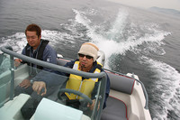 船長（左）の指示の下、「テルヒ・ビッグファン」を操縦中の筆者。サングラスのため表情は窺えないが、緊張しまくっているはず。いっぽうこのカットを撮影してくれたホンダの広報スタッフは、手すりにつかまることもなく、余裕で立っている……。
