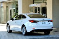 テスト車のボディーカラーはスノーフレイクホワイトパールマイカ（有償の特別塗装色）。全8色が設定される。