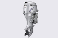 今回の主役であるホンダ新型船外機「BF50」。直3エンジンは「立軸型」で、クランクシャフトは垂直方向に位置する。カバーに描かれた一見ウイングマークのようなマークは、「Four Stroke」の「F」の字をデザインしたもの。かつては小型船外機といえば2ストロークが主流だったが、「海を汚してはいけない」という創業者である故・本田宗一郎の信念から、ホンダは1964年の第1号機から一貫して4ストロークのみ（2ストロークはオイルも燃焼するため、汚染原因となりやすい）。
