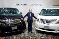 ヴェルファイア（写真左）とアルファードに囲まれて、すっかりご満悦（？）の渡辺捷昭トヨタ自動車社長。
