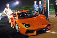 「ランボルギーニ・アヴェンタドールLP700-4」の発表会は、東京の国立競技場で行われた。