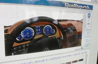 マセラティのインテリアではお馴染みの時計もちゃんとある。内装はコンピューターグラフィックっぽいものだが、外装ではマセラティの曲線を多用したフォルムが再現されていた。