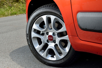 15インチのアルミホイールは、標準で与えられる。タイヤのサイズは、185/55R15。
    