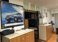 「トライベッカ」のポスターの周囲には、キリスト像や元教皇ヨハネ・パウロ2世の写真が。