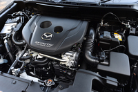 小型のシングルターボを搭載する1.5リッター直4ディーゼル。1600rpmの低回転域から27.5kgmの最大トルクを発生する。
    