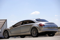 ホイールベースが広くとられた未来のSクラス的ボディ。小さな4気筒エンジンだからこそ実現するパッケージングだ。
