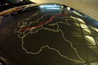 道に迷わないように（？）、ルーフには道中のマップが描かれる。