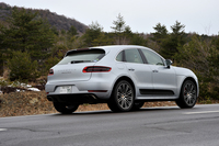 「ポルシェ・マカン」の最上級グレードである「マカン ターボ」。外観では専用デザインのフロントまわりやテールパイプ、標準で装備されるサイドスカートなどが特徴となっている。
    