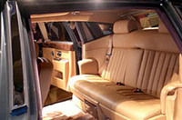 標準型と同じ観音開きドアを開けると、レザーとウッドが多用された高級感に満ち溢れたスペースが広がる。拡大された後席のレッグルームは1447mm、頭上のヘッドルームは979mm。冷蔵庫やドリンクキャビネット、専用AVシステムなど、極めて贅沢な装備が充実する。