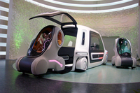 未来型モビリティ、「SSC」（写真中央）と「PIXY」。