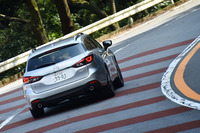 エンジンの出力を変化させコーナリング中の応答性と安定性を高める新機能「G-ベクタリング コントロール」が、マイナーチェンジ後の「アテンザ」全車に搭載される。