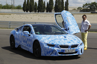 スポーツカーらしい、ロー＆ワイドなスタイリングの「i8」。参考までに、傍らに立つ筆者の身長は170cm。
    