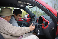 レザーのステアリングホイールには、オーディオなどを操作できるスイッチに加え、パドルシフトが備わる。