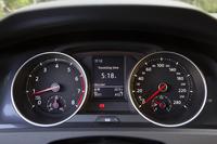 2眼式メーターは左が回転計で、右が速度計。8000rpm（レッドゾーンは6000rpmから）と280km/hまで刻まれる。
    