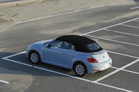 ラインナップはモノグレード。装備は充実しており、レザーシートやバイキセノンヘッドライト、メーカー純正ナビなどが全車に採用される。