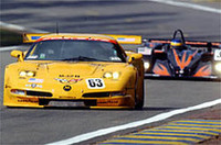【写真上】2000年のデビュー以来負けなしのアウディ「R8」はLMP900クラス。ギアボックスとリアサスペンションを一体化し、“リアセクション”として設計。最大の弱点といわれたギアボックスにトラブルが発生した場合、リアセクションをそっくり交換してしまうという、斬新な手法をとる。エンジンは3.6リッターV8ターボ。【写真中】“アメリカンジャイアント“、GMがルマンに送り込むLMP900「キャディラック・ノーススターLMP-2」。600psオーバーを誇る4リッターV8ターボ、6段シーケンシャルトランスミッションなどを搭載する。【写真下】「シボレー・コーヴェットC5-R」（手前）はGTSクラスの雄。