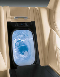 こちらは、リアシートの間に組み込める冷蔵庫。内部は6度に保たれる。