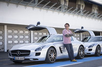 「SLS AMG GT」と筆者。