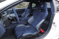 シートは、レザーとアルカンターラがあてがわれたバケットタイプ。背後に見えるのはオプションの消火器で、リアシートは存在しない。