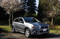 「G」には中間グレード「M」の装備に加え、スーパーワイドHIDヘッドライトやハイコントラストメーター＆マルチインフォメーションディスプレイ、メッキグリル、メッキモールなどを備える。