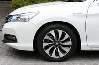 足元は17インチアルミホイールに、ダンロップの低燃費タイヤ「エナセーブ050」の組み合わせ。ブレーキには油圧ブレーキとエネルギー回生機構を電気的に協調制御する、ブレーキ・バイ・ワイヤ技術が取り入れられている。
    